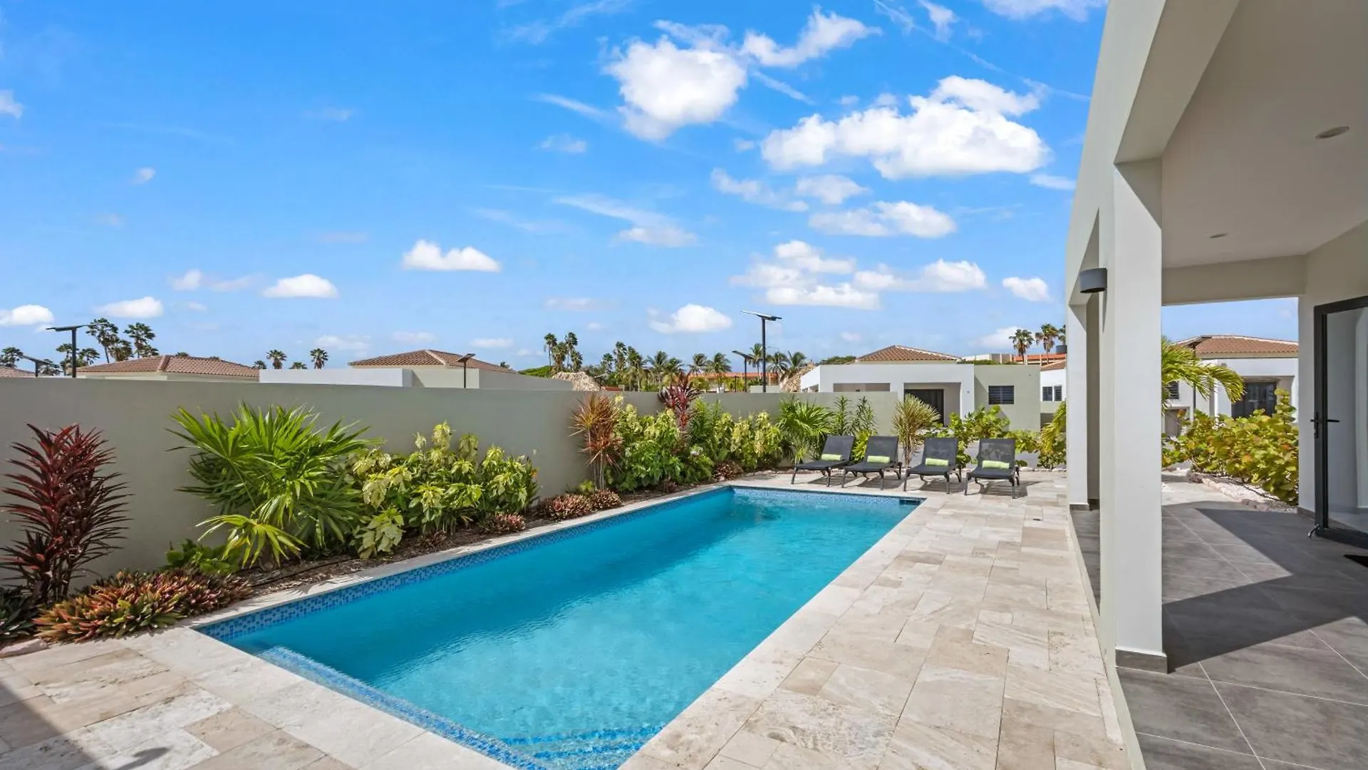 Villa Amber Met Privezwembad, Mambo Beach Willemstad