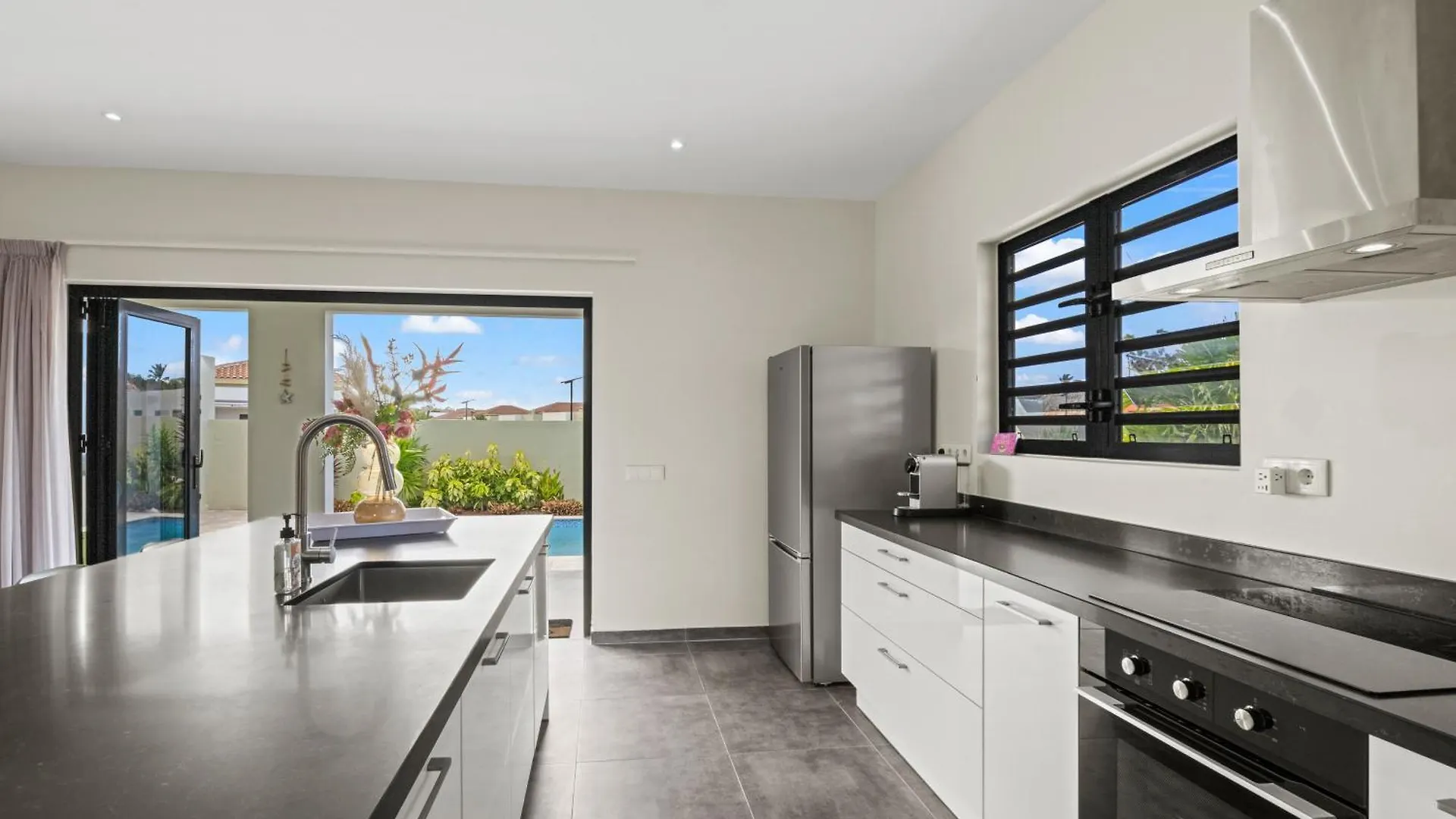 Villa Amber Met Privezwembad, Mambo Beach Willemstad