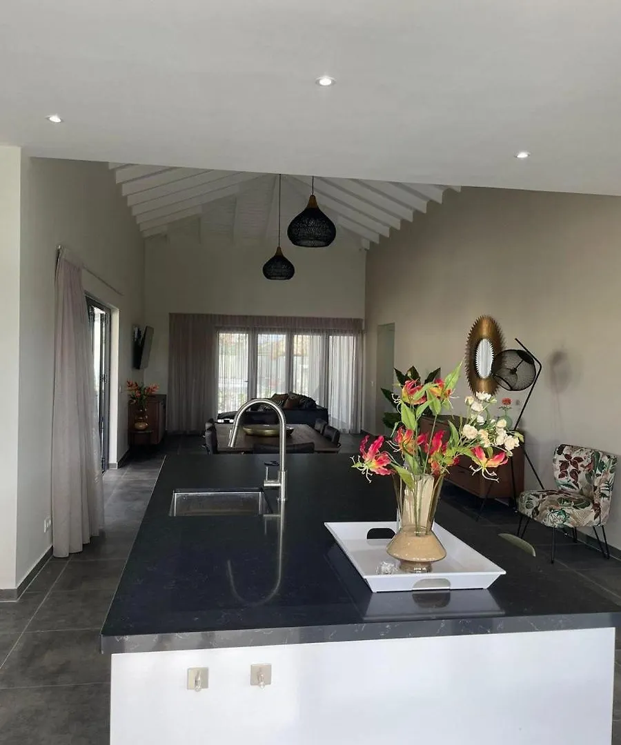 Apartment Villa Amber Met Privezwembad, Mambo Beach